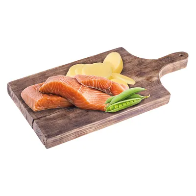 Träbräda med rå lax, potatisskivor och gröna ärtskidor. Ingredienser för djurfoder synliga.