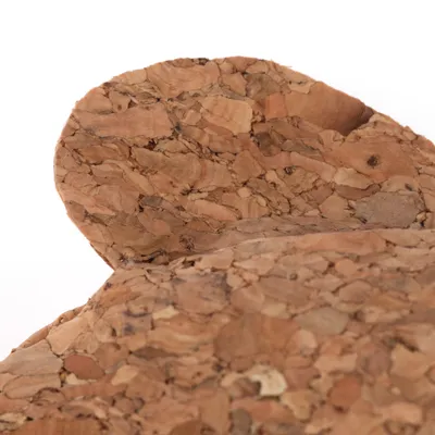 Detailní záběr na korkový materiál s přírodní kresbou, vhodný pro udržitelné produkty nebo doplňky.