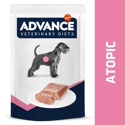 Advance Veterinary Diets Atopic, pasja hrana v vrečki, prikaz rezine hrane na krožniku, napis ATOPIC ob strani, blagovna znamka affinity vidna zgoraj.