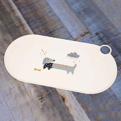 Weisse Unterlage mit Illustration eines grauen Hundes im Schal, Knochenmotiv und Wolke. Ideal als Futterplatzmatte für Haustiere.