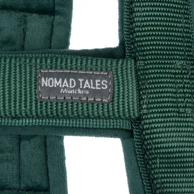 Étiquette sur harnais en tissu vert avec texte : NOMAD TALES München