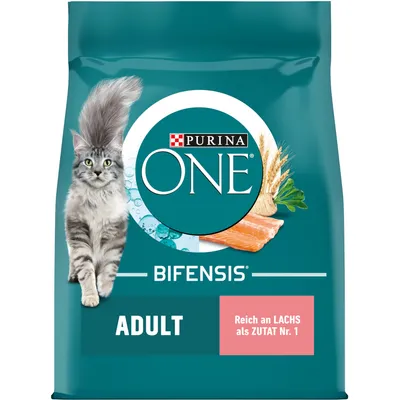 Sachet de croquettes pour chat Purina ONE Bifensis Adult, texte visible : 'Reich an LACHS als ZUTAT Nr. 1', image de saumon, céréales, herbes et chat gris à poils longs.