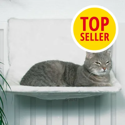 Grau getigerte Katze liegt auf weißem Heizkörperbett. Gelber Kreis mit rotem Text: TOP SELLER.
