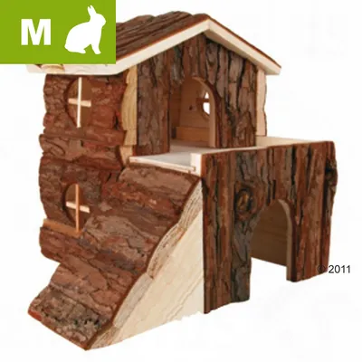 Maison à deux étages en bois avec écorce, rampe et ouvertures rondes, pictogramme lapin blanc sur fond vert avec lettre M en haut à gauche.