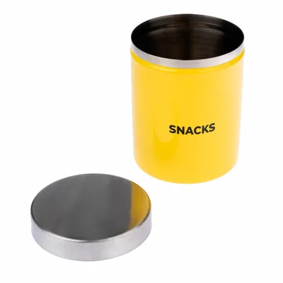 Gelbe Snackdose aus Metall mit abnehmbarem silberfarbenem Deckel, geeignet zur Aufbewahrung von Snacks. Aufschrift 'SNACKS' sichtbar.