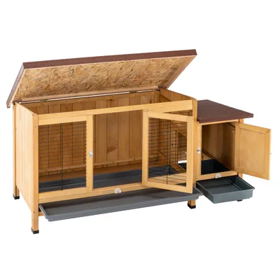 Clapier en bois avec toit ouvrant, deux portes grillagées, tiroirs de nettoyage gris et compartiment latéral. Matériaux visibles : bois, métal, plastique.