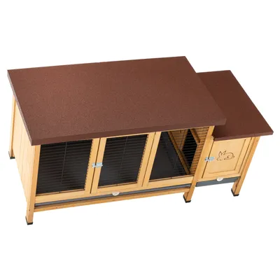 Clapier en bois avec toit marron, deux portes grillagées et une porte pleine décorée d’un dessin de lapin. Matériaux visibles : bois, métal.