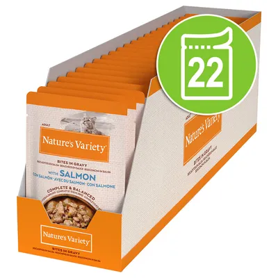 Nature's Variety Bites in Gravy with Salmon, förpackning med 22 portionspåsar kattmat. Synlig text: Complete & Balanced, Adult.