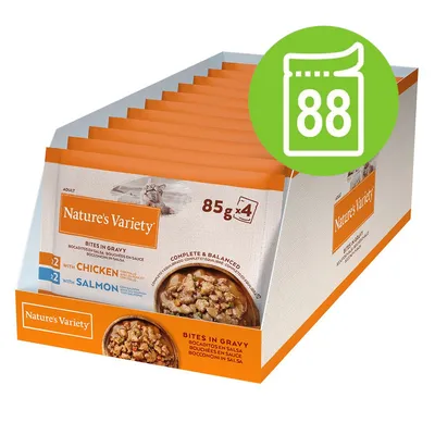 Nature's Variety Bites in Gravy, 85g x4, con pollo e salmone. Completo ed equilibrato. La confezione mostra l'immagine del prodotto e il simbolo verde 88.