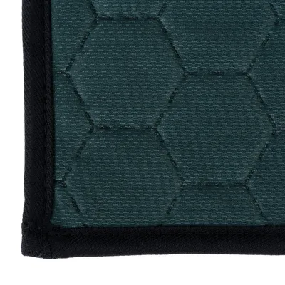 Primo piano di un tessuto trapuntato a nido d'ape di colore verde scuro con bordo nero.