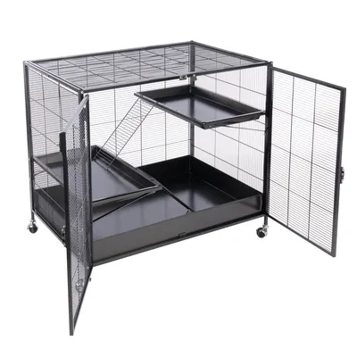 Grande cage en métal noir avec deux portes ouvertes, deux étages reliés par une rampe et un bac amovible au fond, montée sur roulettes.