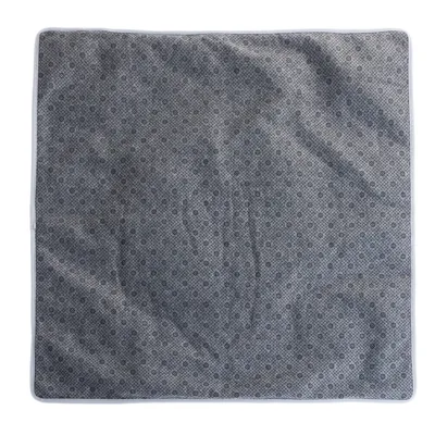 Alfombrilla gris, cuadrada, con delicado estampado de flores y borde blanco.