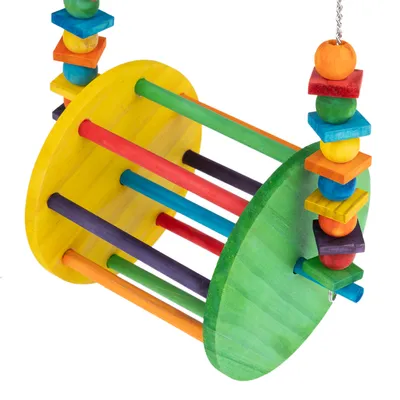 Bonte houten speelgoed met twee ronde schijven, verbonden door gekleurde staven en hangende elementen. Zichtbare ketting voor bevestiging.