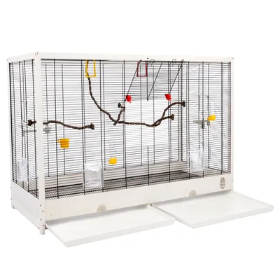 Grande cage rectangulaire en métal et bois clair avec perchoirs, mangeoires jaunes, abreuvoirs transparents, jouets rouges et deux tiroirs blancs amovibles à la base.