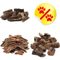 Trois types de friandises séchées pour chien présentés séparément, avec un autocollant jaune affichant deux empreintes rouges et un symbole de réduction.