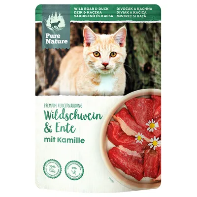 Pure Nature Premium Feuchtnahrung Wildschwein & Ente mit Kamille, 70% Fleischanteil, 0% Getreide, Abbildung von rohem Fleisch und Kamillenblüten.