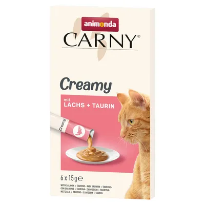 Animonda Carny Creamy med lax och taurin, 6 x 15g. Visad: katt bredvid krämig pasta på tallrik.