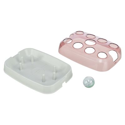 Zabawka dla zwierząt domowych z różową pokrywą, białą podstawą ze słupkami i przezroczystą piłką. Wspomaga interaktywną zabawę i zręczność.