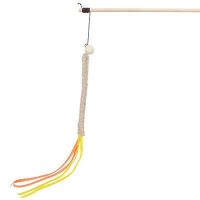 Juguete para gatos tipo caña de madera con cuerda, bola blanca, tira de felpa beige y cintas naranjas y amarillas colgantes.
