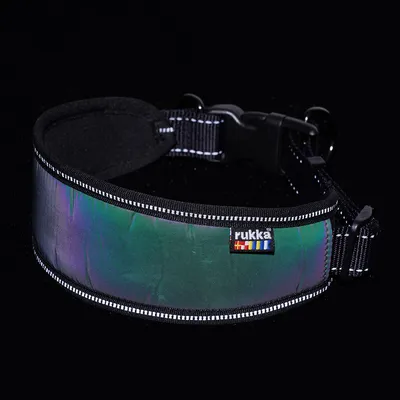 Reflecterende halsband met zwarte sluiting en logo 'rukka' op groenachtig glanzend materiaal.