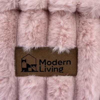 Modern Living logo na růžovém, hebkém materiálu.