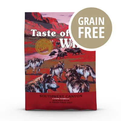 Sacchetto Taste of the Wild Southwest Canyon, scritta visibile: GRAIN FREE, CANINE FORMULA WITH WILD BOAR, A GRAIN-FREE DIET. Immagine di lupi e paesaggio canyon.