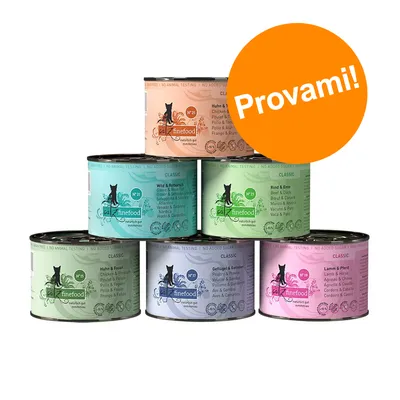 6 lattine di cibo per gatti catz finefood Classic in vari gusti, con etichetta arancione 'Provami!'. Testi visibili: Huhn & Truthahn, Wild & Rotbarsch, Rind & Ente, Huhn & Fasan, Geflügel & Garnele, Lamm & Pferd.