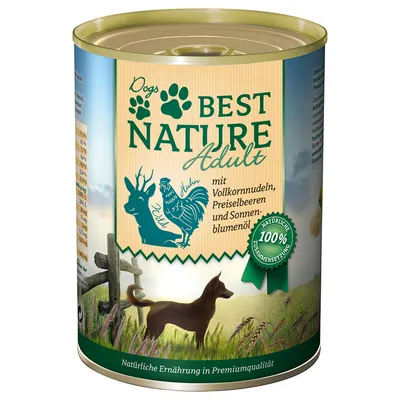 Boîte Dogs Best Nature Adult, texte en allemand : mit Vollkornnudeln, Preiselbeeren und Sonnenblumenöl, 100 % natürliche Zusammensetzung. Illustration cerf, coq, chien.