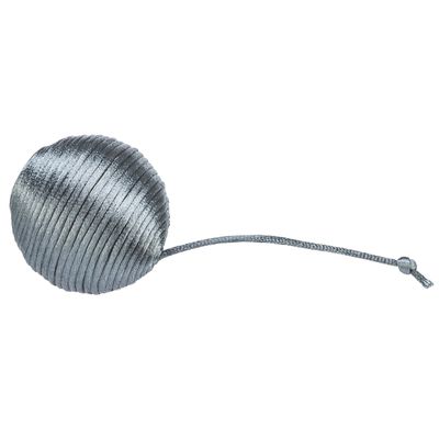 Balle grise recouverte de fil textile avec une ficelle attachée, sans marque visible ni texte.
