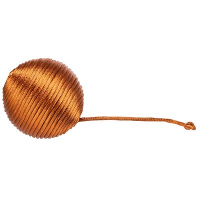 Pelota de juguete de material naranja acanalado con cinta larga para juego interactivo.