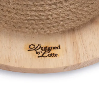 Designed by Lotte. Ξύλινη βάση με σχοινί από γιούτα, το όνομα της μάρκας εμφανές στην επιφάνεια.