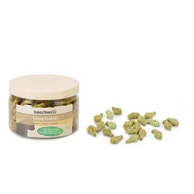 Beeztees Catnip Cookies, groene koekjes met kattenkruid en granen in een plastic pot. Zichtbare koekjes in visvorm naast de pot.