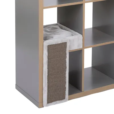 Regaleinsatz mit Kratzfläche aus Sisal und gepolsterter Liegefläche in weissem Stoff, passend für modulare Regalsysteme.