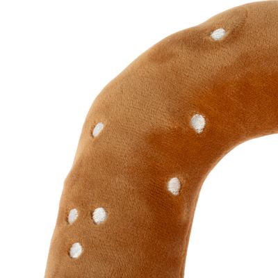 Bruin pluchen speelgoed in de vorm van een pretzel met witte stippen als versiering.