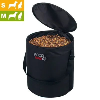 Sac noir FOOD bag rempli de croquettes, couvercle ouvert, poignée sur le côté. Pictogrammes S et M pour chien et chat visibles en haut à gauche.