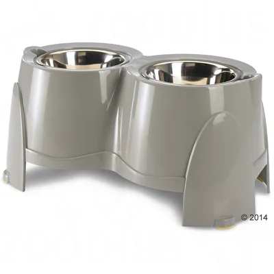 Set cu două boluri din metal, montate într-un suport înălțat din plastic gri. Bolurile sunt detașabile și rotunde, potrivite pentru hrană sau apă pentru animale de companie. Set cu două boluri din metal, montate într-un suport înălțat din plastic gri. Bolurile sunt detașabile și rotunde, potrivite pentru hrană sau apă pentru animale de companie.