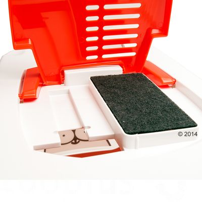 Filtro rettangolare nero inserito in un supporto bianco con sportello rosso a griglia, parte di una toilette per gatti. © 2014 visibile nell'angolo.