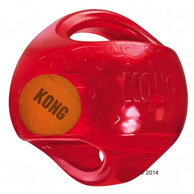 Červený KONG míč s integrovaným oranžovým míčkem, vhodný pro interaktivní hraní. Viditelné logo 'KONG'.