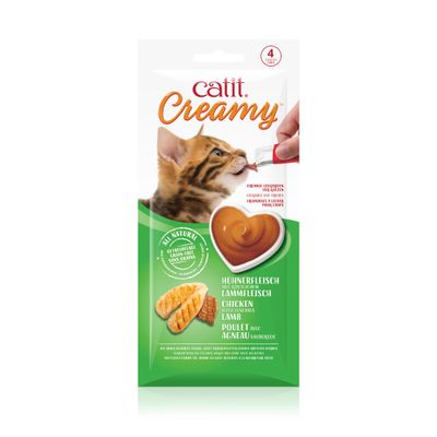 catit Creamy, kermaiset herkut kissoille, viljattomia, kananlihaa ja herkullista lampaanlihaa, 4 annosta, kuva kissasta nuolemassa pussista.