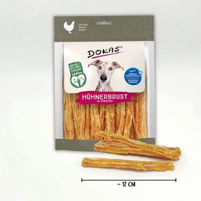 Dokas Hühnerbrust in Streifen, verpakking met afbeelding van hond en zichtbare kipfiletstroken; losse stroken van ca. 12 cm lengte voor de verpakking.