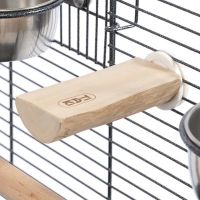 Drewniana żerdź z uchwytem na miskę, zamontowana na metalowej klatce. Logo 'Trixie' widoczne na powierzchni siedziska.