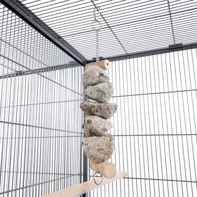 Giocattolo sospeso in pietra naturale e legno, fissato con catena metallica in una gabbia per uccelli.