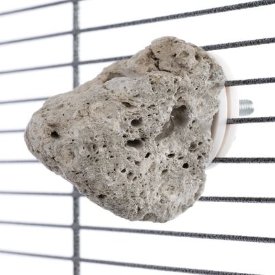 Pierre grise poreuse fixée à une grille métallique avec une vis et un support en plastique blanc, vue rapprochée du produit installé.