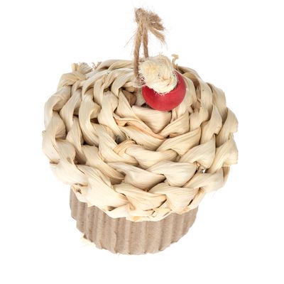 Jouet en forme de cupcake composé de carton ondulé, fibres tressées couleur paille et boule rouge sur le dessus, ficelle nouée visible.