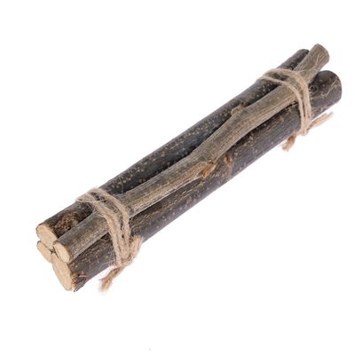 Tre bastoncini di legno scuro, legati insieme con corda naturale.