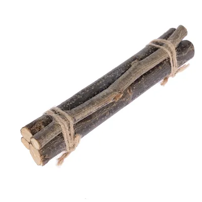 Drei dunkle Holzstäbe, mit natürlicher Schnur zusammengebunden. Drei dunkle Holzstäbe, mit natürlicher Schnur zusammengebunden.