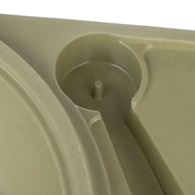 Detail plastové misky s vyvýšeným středem a oddělenými sekcemi, barva světle zelená.