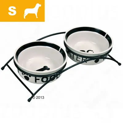 Kaksi keraamista koiran ruokakuppia metallitelineessä, vasemmassa kupissa teksti FOOD ja oikeassa WATER. Yläkulmassa oranssi S-kokomerkkintä ja koirasiluetti. Kaksi keraamista koiran ruokakuppia metallitelineessä, vasemmassa kupissa teksti FOOD ja oikeassa WATER. Yläkulmassa oranssi S-kokomerkkintä ja koirasiluetti.