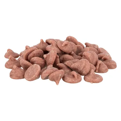 Braune, tropfenförmige Leckerlis aus gepresstem Material, geeignet für Haustiere. Sichtbare Menge auf weissem Hintergrund. Braune, tropfenförmige Leckerlis aus gepresstem Material, geeignet für Haustiere. Sichtbare Menge auf weissem Hintergrund.