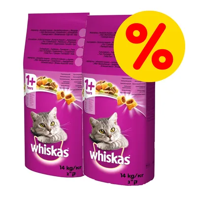 To pakker Whiskas tørfoder til kat, 14 kg, med billede af grå kat og teksten '1+ Years'. Stor gul cirkel med rød procenttegn øverst til højre. To pakker Whiskas tørfoder til kat, 14 kg, med billede af grå kat og teksten '1+ Years'. Stor gul cirkel med rød procenttegn øverst til højre.